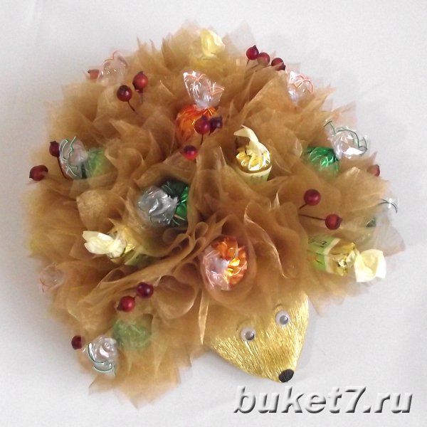 Ежик из конфет для ребенка