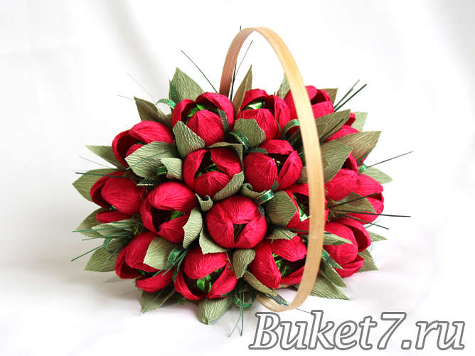 Тюльпаны из гофрированной бумаги и конфет