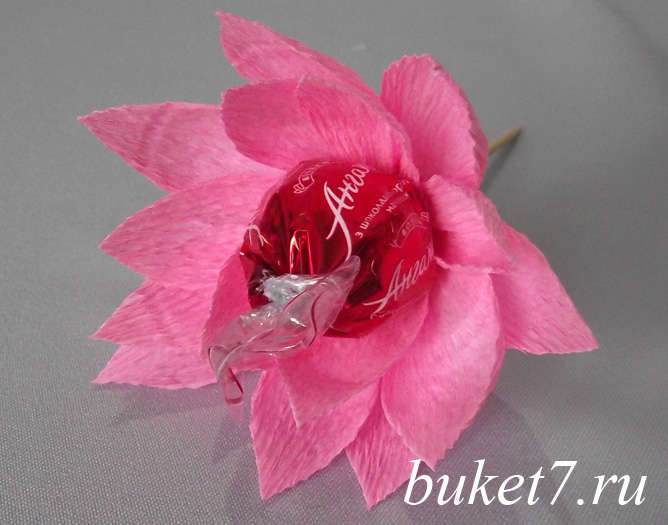 Цветок из конфет