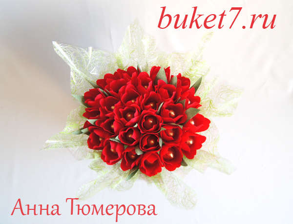 Ручной букет красных тюльпанов