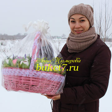 Анна Тюмерова с корзиной с крокусами из конфет Фото 8715