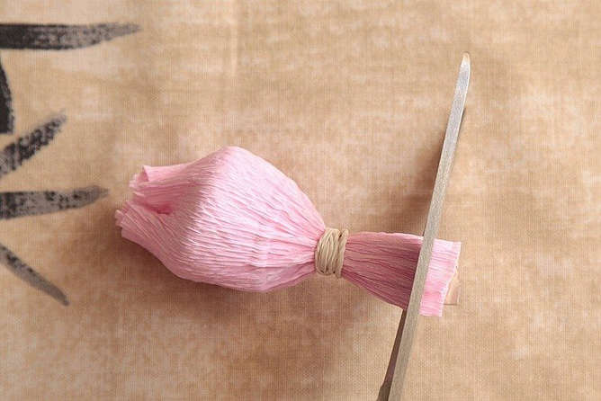 Мастер-класс роза из конфет и бумаги. Шаг 4